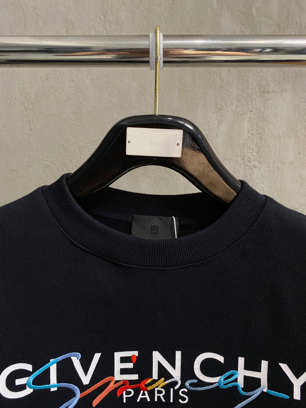 紀梵希25SS【新品】最新最頂級版本精美工藝圓領衛衣，最頂級的品質專櫃原單套頭衫，頂級製作工藝進口面料，專櫃品質重工刺繡設計，採用進口高端訂製面料，進口絲線手感一流！男女同款官網在販售！三標齊全碼數：s-xl