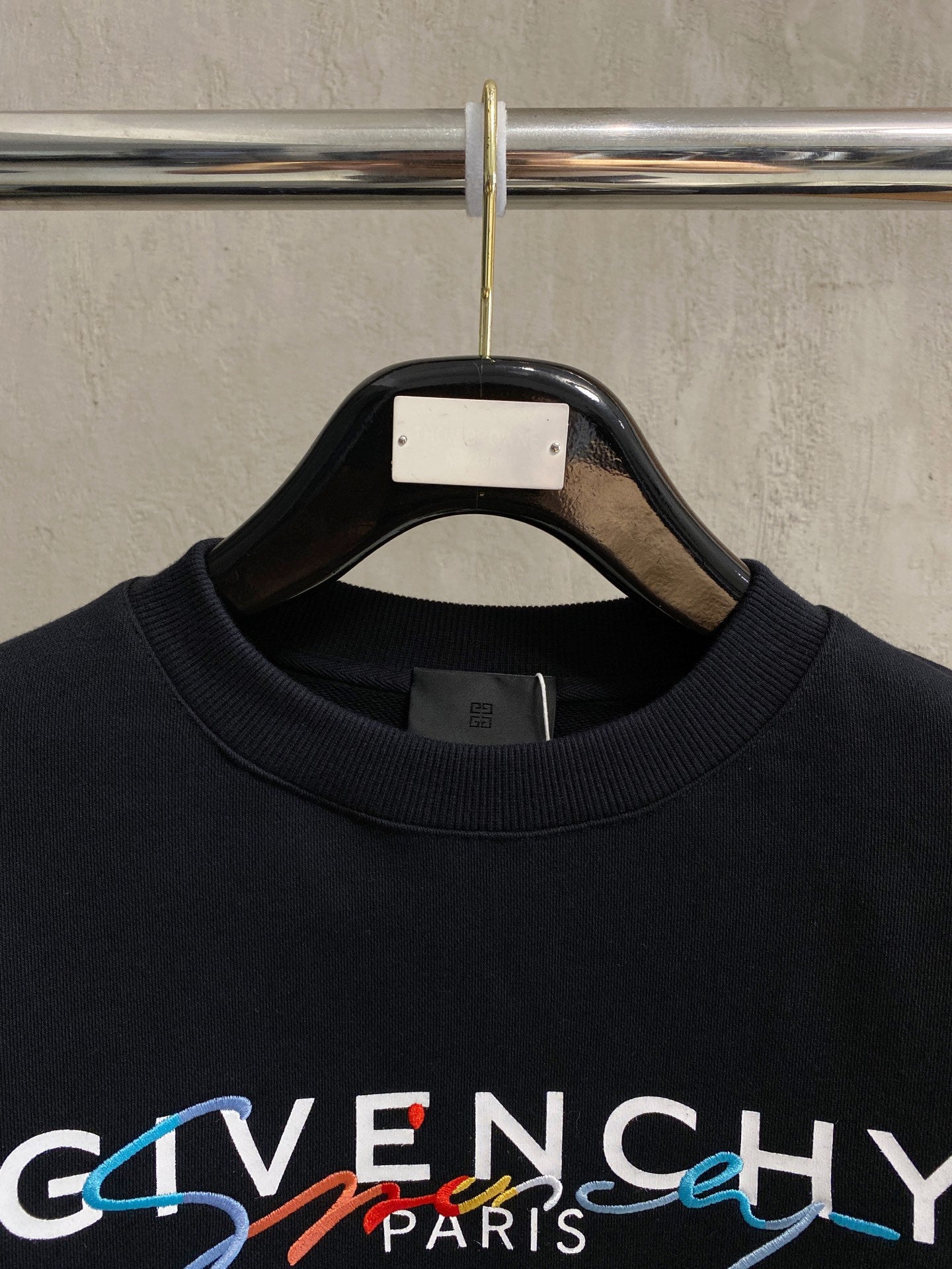 紀梵希25SS【新品】最新最頂級版本精美工藝圓領衛衣，最頂級的品質專櫃原單套頭衫，頂級製作工藝進口面料，專櫃品質重工刺繡設計，採用進口高端訂製面料，進口絲線手感一流！男女同款官網在販售！三標齊全碼數：s-xl