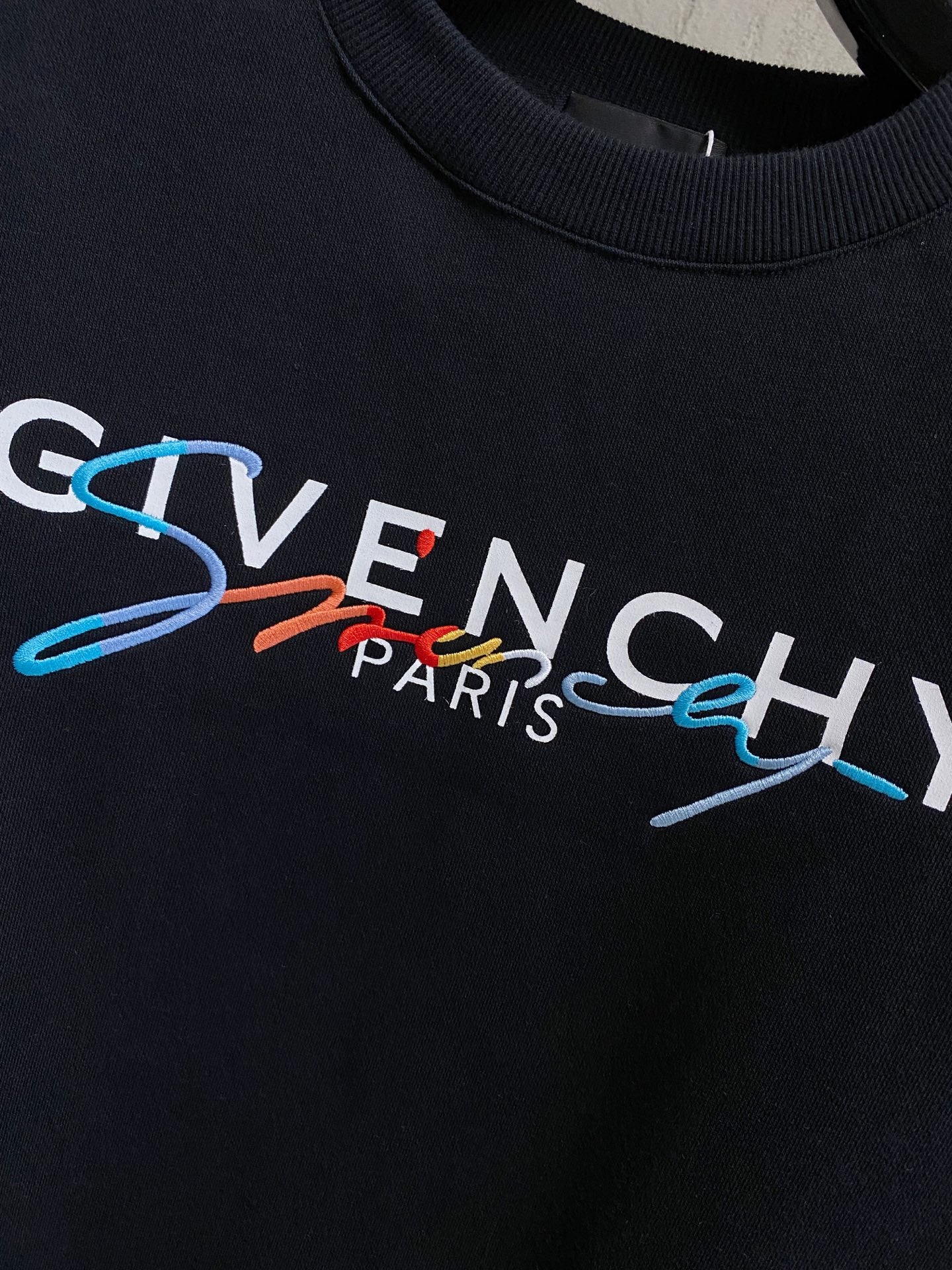 紀梵希25SS【新品】最新最頂級版本精美工藝圓領衛衣，最頂級的品質專櫃原單套頭衫，頂級製作工藝進口面料，專櫃品質重工刺繡設計，採用進口高端訂製面料，進口絲線手感一流！男女同款官網在販售！三標齊全碼數：s-xl