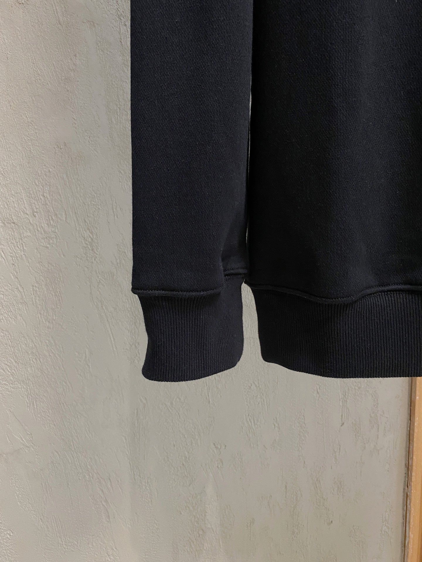 紀梵希25SS【新品】最新最頂級版本精美工藝圓領衛衣，最頂級的品質專櫃原單套頭衫，頂級製作工藝進口面料，專櫃品質重工刺繡設計，採用進口高端訂製面料，進口絲線手感一流！男女同款官網在販售！三標齊全碼數：s-xl