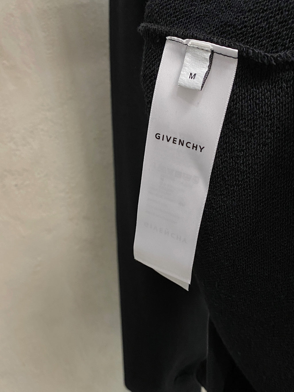 紀梵希25SS【新品】最新最頂級版本精美工藝圓領衛衣，最頂級的品質專櫃原單套頭衫，頂級製作工藝進口面料，專櫃品質重工刺繡設計，採用進口高端訂製面料，進口絲線手感一流！男女同款官網在販售！三標齊全碼數：s-xl