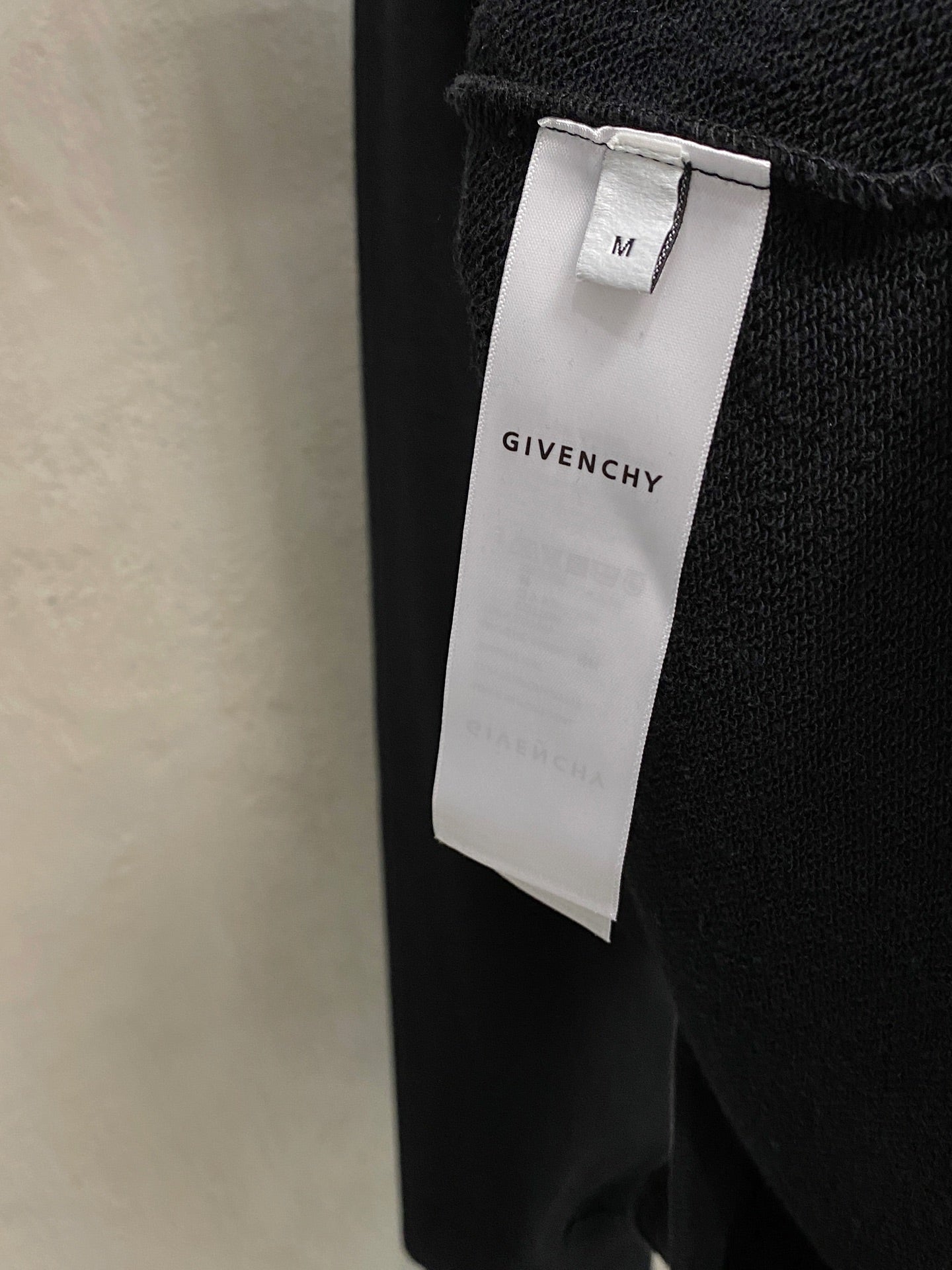 紀梵希25SS【新品】最新最頂級版本精美工藝圓領衛衣，最頂級的品質專櫃原單套頭衫，頂級製作工藝進口面料，專櫃品質重工刺繡設計，採用進口高端訂製面料，進口絲線手感一流！男女同款官網在販售！三標齊全碼數：s-xl