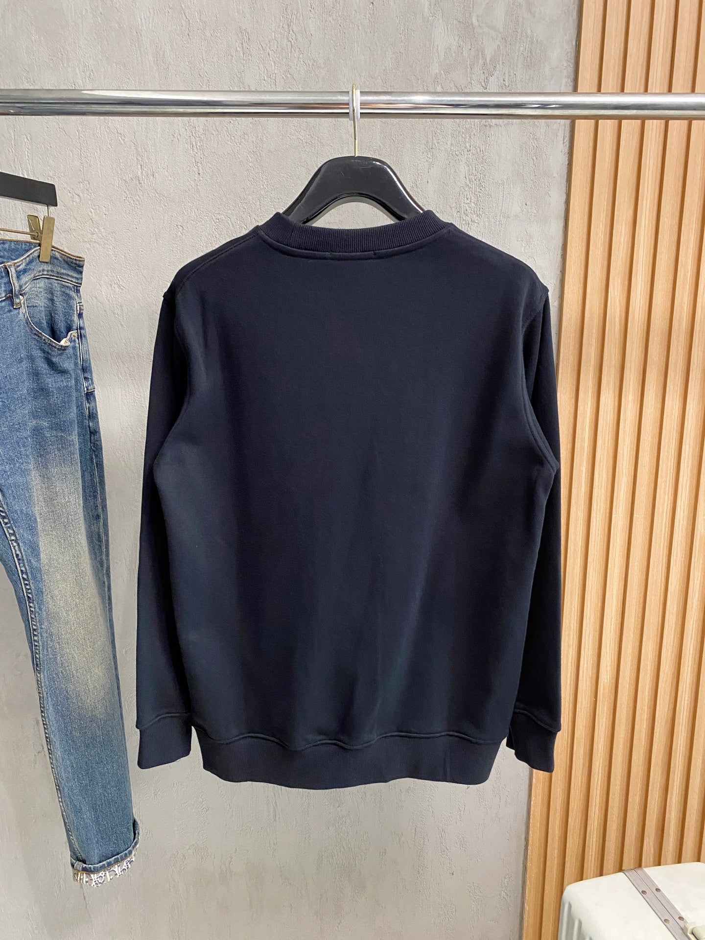 紀梵希25SS【新品】最新最頂級版本精美工藝圓領衛衣，最頂級的品質專櫃原單套頭衫，頂級製作工藝進口面料，專櫃品質重工刺繡設計，採用進口高端訂製面料，進口絲線手感一流！男女同款官網在販售！三標齊全碼數：s-xl