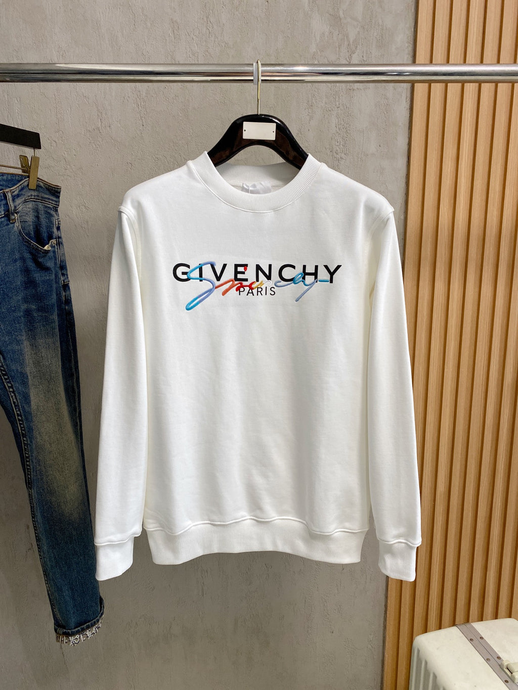 紀梵希25SS【新品】最新最頂級版本精美工藝圓領衛衣，最頂級的品質專櫃原單套頭衫，頂級製作工藝進口面料，專櫃品質重工刺繡設計，採用進口高端訂製面料，進口絲線手感一流！男女同款官網在販售！三標齊全碼數：s-xl