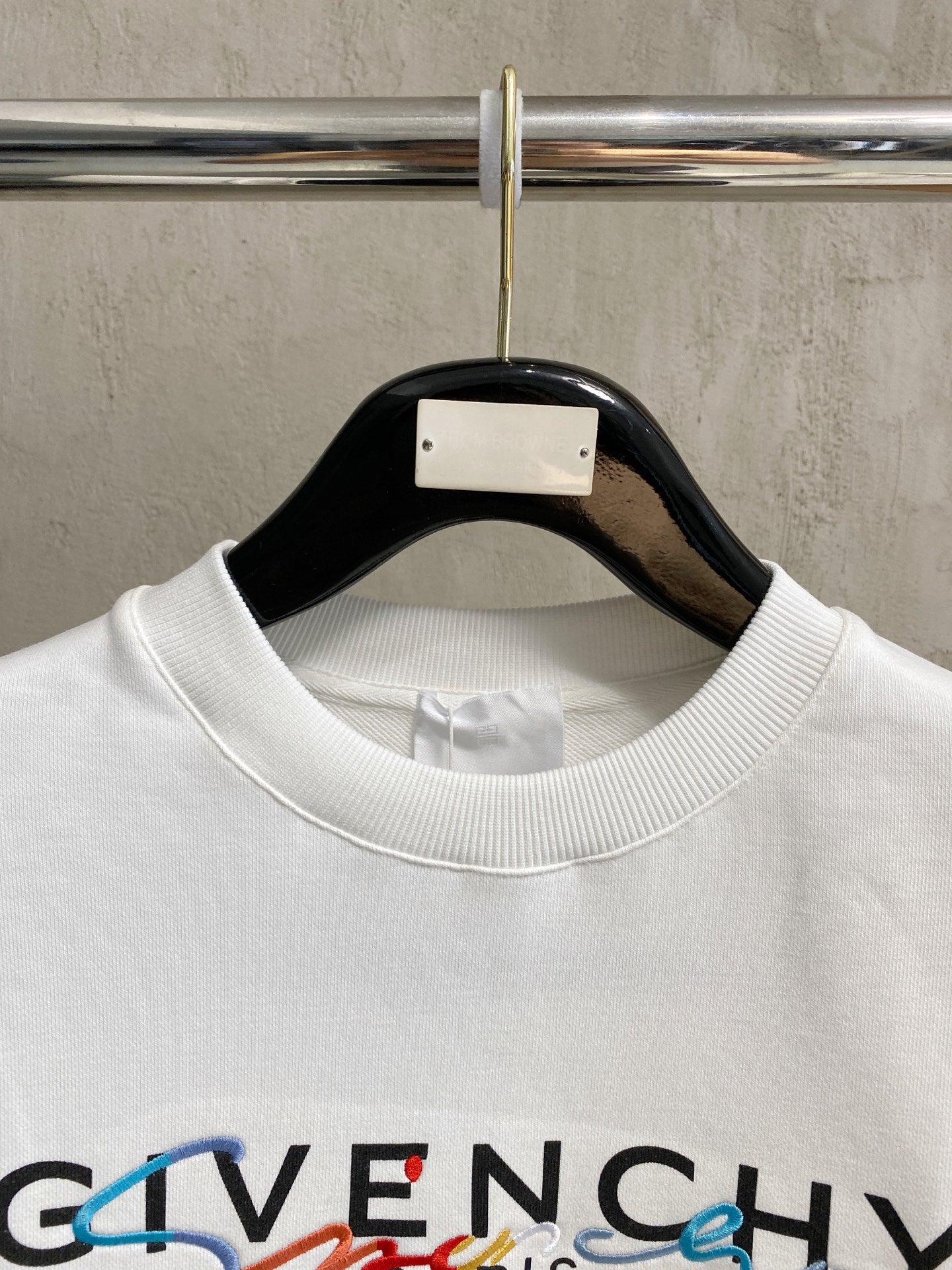 紀梵希25SS【新品】最新最頂級版本精美工藝圓領衛衣，最頂級的品質專櫃原單套頭衫，頂級製作工藝進口面料，專櫃品質重工刺繡設計，採用進口高端訂製面料，進口絲線手感一流！男女同款官網在販售！三標齊全碼數：s-xl