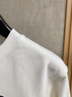 紀梵希25SS【新品】最新最頂級版本精美工藝圓領衛衣，最頂級的品質專櫃原單套頭衫，頂級製作工藝進口面料，專櫃品質重工刺繡設計，採用進口高端訂製面料，進口絲線手感一流！男女同款官網在販售！三標齊全碼數：s-xl