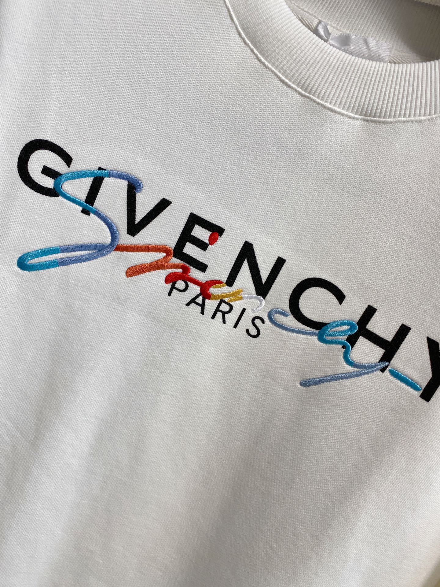紀梵希25SS【新品】最新最頂級版本精美工藝圓領衛衣，最頂級的品質專櫃原單套頭衫，頂級製作工藝進口面料，專櫃品質重工刺繡設計，採用進口高端訂製面料，進口絲線手感一流！男女同款官網在販售！三標齊全碼數：s-xl