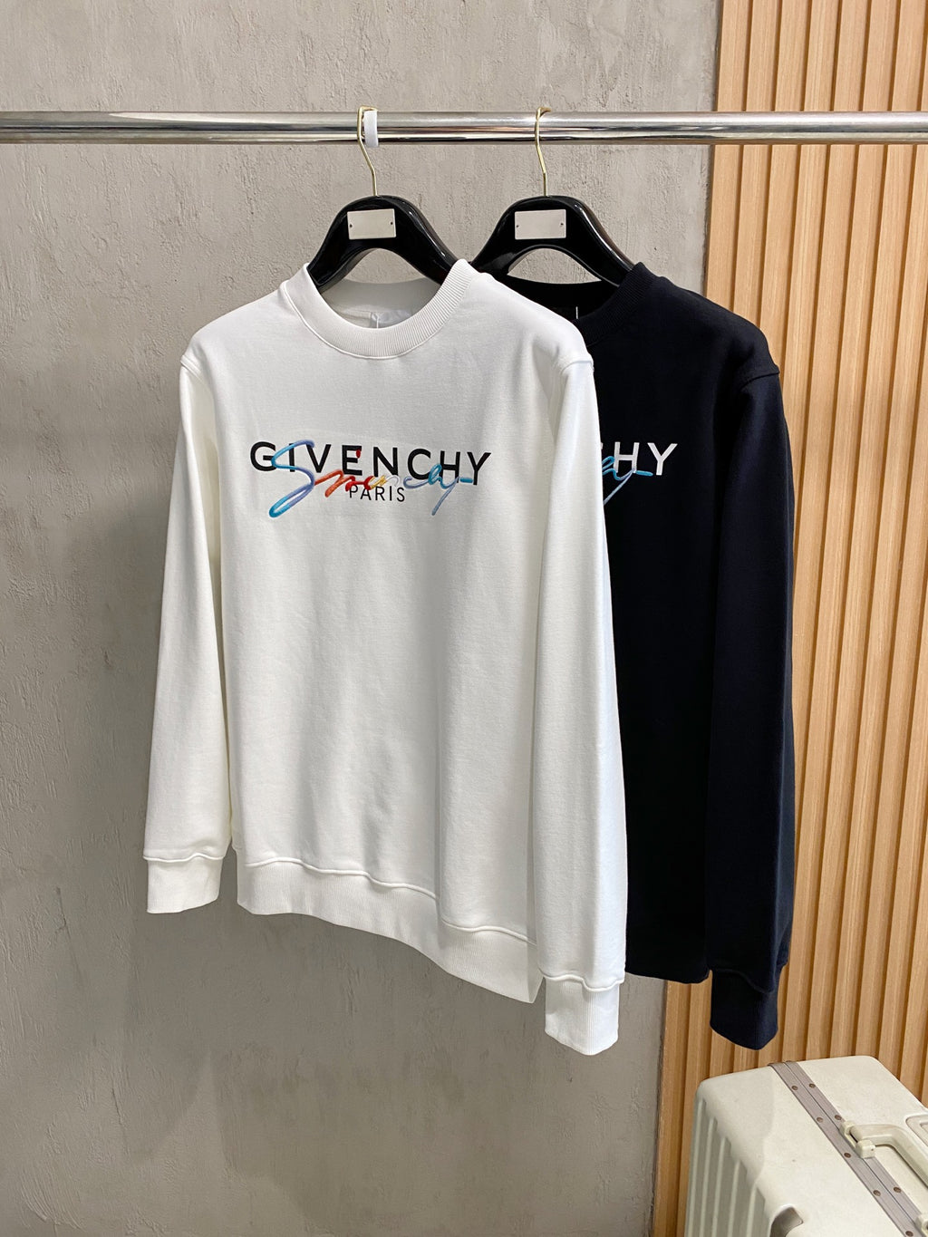 紀梵希25SS【新品】最新最頂級版本精美工藝圓領衛衣，最頂級的品質專櫃原單套頭衫，頂級製作工藝進口面料，專櫃品質重工刺繡設計，採用進口高端訂製面料，進口絲線手感一流！男女同款官網在販售！三標齊全碼數：s-xl