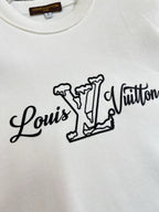 LV 2025秋冬新設計感衛衣官網同步！這款T卹極簡主義設計和精美細節於一身。 Oversize飾邊引人聯想蒂羅爾著裝細節，召喚摩登新意，造就不同以往的概念化圖案，為傳統棉質T卹注入豐盈內涵。前幅圖形織帶車出的LOGO，別具一番特色，更顯品牌尊貴彰顯大牌風範，襯託出了極簡主義的設計風格，把優雅風展露的一覽無餘！ 作為一個追求設計感和裁剪工藝的品牌，用料永遠不會讓人失望！這款衫身採用索洛納棉混紡400 克布料，高貴精緻，布面棉質飽滿柔軟親膚總之這麼經典的款，秋冬必備！ M-4XL