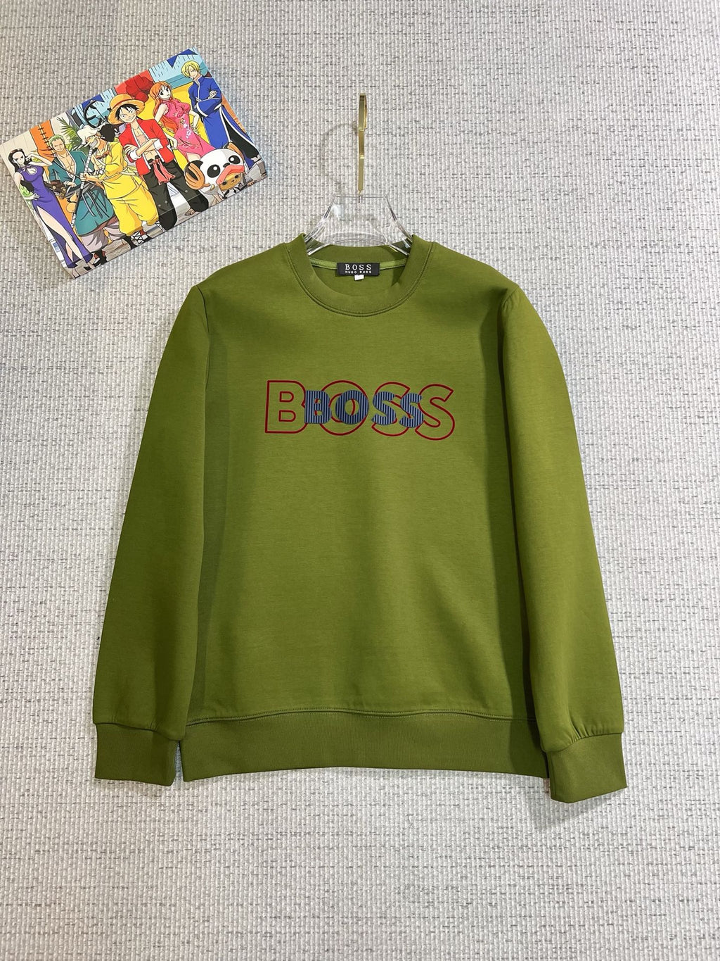 BOSS 2025秋冬新款設計感衛衣官網同步！這款T卹極簡主義設計和精美細節於一身。 Oversize飾邊引人聯想蒂羅爾著裝細節，召喚摩登新意，造就不同以往的概念化圖案，為傳統棉質T卹注入豐盈內涵。前幅圖形織帶車出的LOGO，別具一番特色，更顯品牌尊貴彰顯大牌風範，襯託出了極簡主義的設計風格，把優雅風展露的一覽無餘！ 作為一個追求設計感和裁剪工藝的品牌，用料永遠不會讓人失望！這款衫身採用索洛納棉混紡400 克布料，高貴精緻，布面棉質飽滿柔軟親膚總之這麼經典的款，秋冬必備！ M-4XL