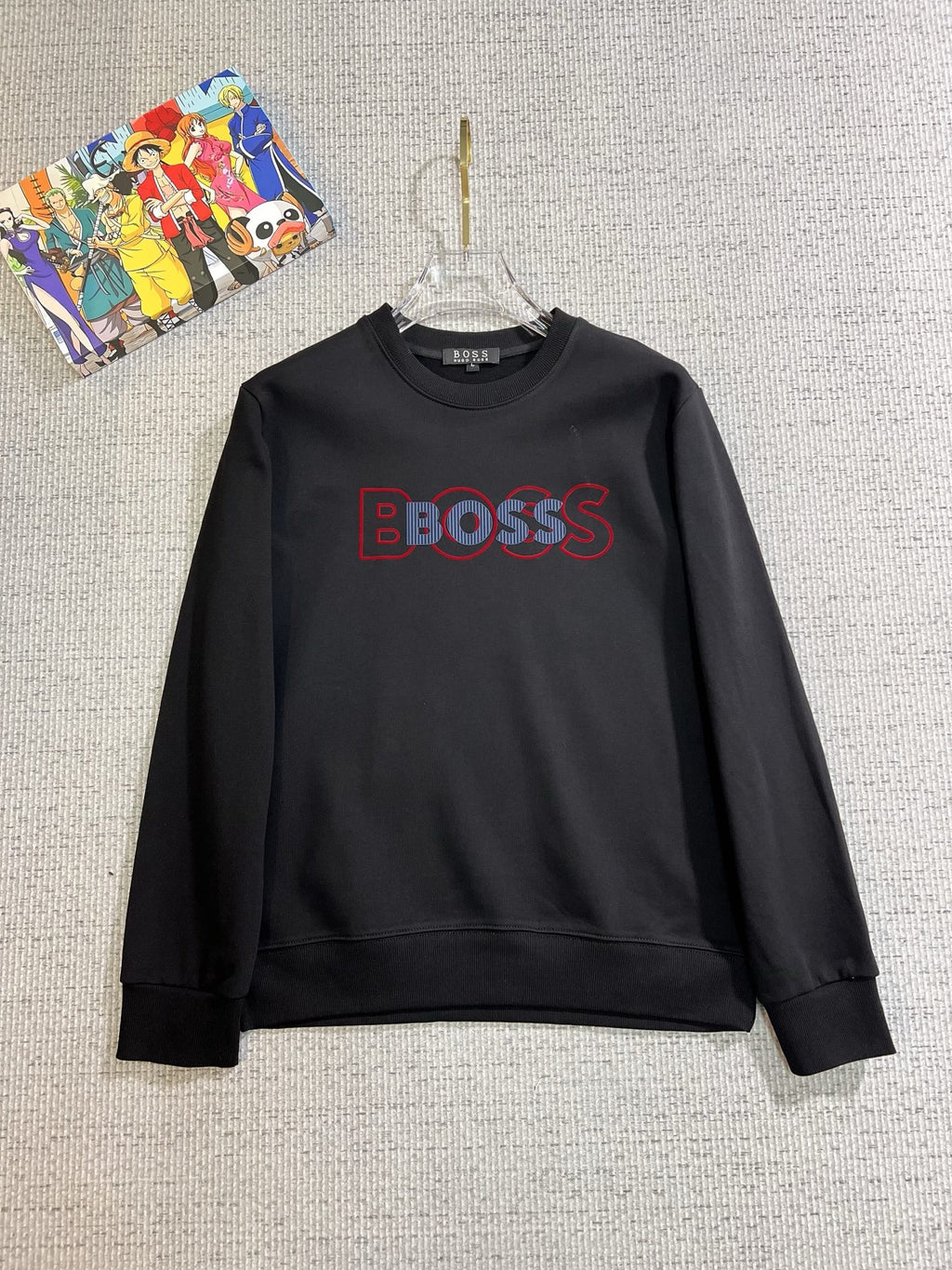 BOSS 2025秋冬新款設計感衛衣官網同步！這款T卹極簡主義設計和精美細節於一身。 Oversize飾邊引人聯想蒂羅爾著裝細節，召喚摩登新意，造就不同以往的概念化圖案，為傳統棉質T卹注入豐盈內涵。前幅圖形織帶車出的LOGO，別具一番特色，更顯品牌尊貴彰顯大牌風範，襯託出了極簡主義的設計風格，把優雅風展露的一覽無餘！ 作為一個追求設計感和裁剪工藝的品牌，用料永遠不會讓人失望！這款衫身採用索洛納棉混紡400 克布料，高貴精緻，布面棉質飽滿柔軟親膚總之這麼經典的款，秋冬必備！ M-4XL