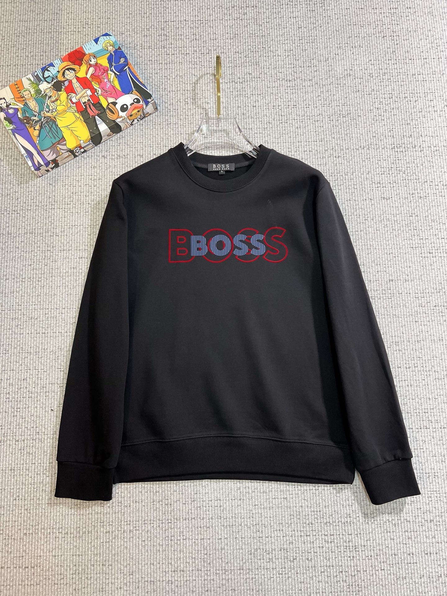 BOSS 2025秋冬新款設計感衛衣官網同步！這款T卹極簡主義設計和精美細節於一身。 Oversize飾邊引人聯想蒂羅爾著裝細節，召喚摩登新意，造就不同以往的概念化圖案，為傳統棉質T卹注入豐盈內涵。前幅圖形織帶車出的LOGO，別具一番特色，更顯品牌尊貴彰顯大牌風範，襯託出了極簡主義的設計風格，把優雅風展露的一覽無餘！ 作為一個追求設計感和裁剪工藝的品牌，用料永遠不會讓人失望！這款衫身採用索洛納棉混紡400 克布料，高貴精緻，布面棉質飽滿柔軟親膚總之這麼經典的款，秋冬必備！ M-4XL