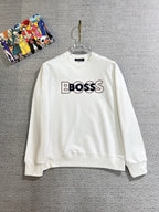 BOSS 2025秋冬新款設計感衛衣官網同步！這款T卹極簡主義設計和精美細節於一身。 Oversize飾邊引人聯想蒂羅爾著裝細節，召喚摩登新意，造就不同以往的概念化圖案，為傳統棉質T卹注入豐盈內涵。前幅圖形織帶車出的LOGO，別具一番特色，更顯品牌尊貴彰顯大牌風範，襯託出了極簡主義的設計風格，把優雅風展露的一覽無餘！ 作為一個追求設計感和裁剪工藝的品牌，用料永遠不會讓人失望！這款衫身採用索洛納棉混紡400 克布料，高貴精緻，布面棉質飽滿柔軟親膚總之這麼經典的款，秋冬必備！ M-4XL