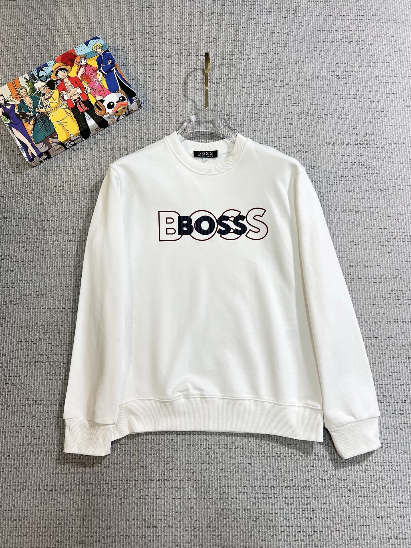 BOSS 2025秋冬新款設計感衛衣官網同步！這款T卹極簡主義設計和精美細節於一身。 Oversize飾邊引人聯想蒂羅爾著裝細節，召喚摩登新意，造就不同以往的概念化圖案，為傳統棉質T卹注入豐盈內涵。前幅圖形織帶車出的LOGO，別具一番特色，更顯品牌尊貴彰顯大牌風範，襯託出了極簡主義的設計風格，把優雅風展露的一覽無餘！ 作為一個追求設計感和裁剪工藝的品牌，用料永遠不會讓人失望！這款衫身採用索洛納棉混紡400 克布料，高貴精緻，布面棉質飽滿柔軟親膚總之這麼經典的款，秋冬必備！ M-4XL