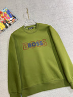 BOSS 2025秋冬新款設計感衛衣官網同步！這款T卹極簡主義設計和精美細節於一身。 Oversize飾邊引人聯想蒂羅爾著裝細節，召喚摩登新意，造就不同以往的概念化圖案，為傳統棉質T卹注入豐盈內涵。前幅圖形織帶車出的LOGO，別具一番特色，更顯品牌尊貴彰顯大牌風範，襯託出了極簡主義的設計風格，把優雅風展露的一覽無餘！ 作為一個追求設計感和裁剪工藝的品牌，用料永遠不會讓人失望！這款衫身採用索洛納棉混紡400 克布料，高貴精緻，布面棉質飽滿柔軟親膚總之這麼經典的款，秋冬必備！ M-4XL