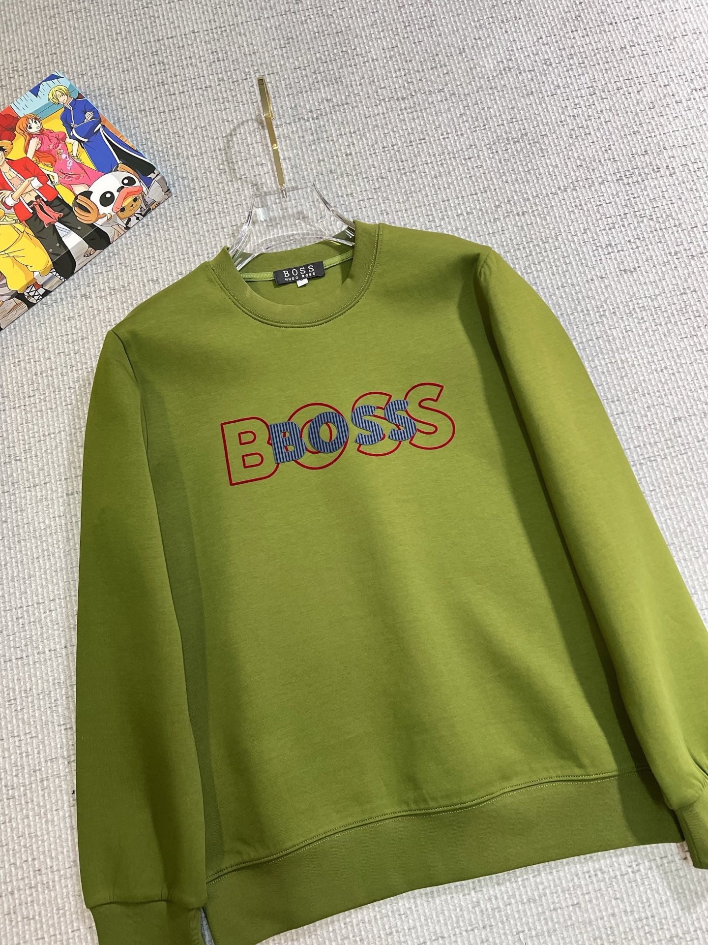 BOSS 2025秋冬新款設計感衛衣官網同步！這款T卹極簡主義設計和精美細節於一身。 Oversize飾邊引人聯想蒂羅爾著裝細節，召喚摩登新意，造就不同以往的概念化圖案，為傳統棉質T卹注入豐盈內涵。前幅圖形織帶車出的LOGO，別具一番特色，更顯品牌尊貴彰顯大牌風範，襯託出了極簡主義的設計風格，把優雅風展露的一覽無餘！ 作為一個追求設計感和裁剪工藝的品牌，用料永遠不會讓人失望！這款衫身採用索洛納棉混紡400 克布料，高貴精緻，布面棉質飽滿柔軟親膚總之這麼經典的款，秋冬必備！ M-4XL