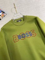 BOSS 2025秋冬新款設計感衛衣官網同步！這款T卹極簡主義設計和精美細節於一身。 Oversize飾邊引人聯想蒂羅爾著裝細節，召喚摩登新意，造就不同以往的概念化圖案，為傳統棉質T卹注入豐盈內涵。前幅圖形織帶車出的LOGO，別具一番特色，更顯品牌尊貴彰顯大牌風範，襯託出了極簡主義的設計風格，把優雅風展露的一覽無餘！ 作為一個追求設計感和裁剪工藝的品牌，用料永遠不會讓人失望！這款衫身採用索洛納棉混紡400 克布料，高貴精緻，布面棉質飽滿柔軟親膚總之這麼經典的款，秋冬必備！ M-4XL