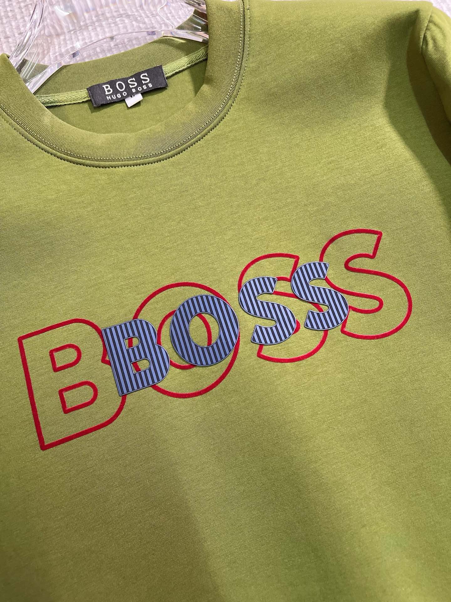 BOSS 2025秋冬新款設計感衛衣官網同步！這款T卹極簡主義設計和精美細節於一身。 Oversize飾邊引人聯想蒂羅爾著裝細節，召喚摩登新意，造就不同以往的概念化圖案，為傳統棉質T卹注入豐盈內涵。前幅圖形織帶車出的LOGO，別具一番特色，更顯品牌尊貴彰顯大牌風範，襯託出了極簡主義的設計風格，把優雅風展露的一覽無餘！ 作為一個追求設計感和裁剪工藝的品牌，用料永遠不會讓人失望！這款衫身採用索洛納棉混紡400 克布料，高貴精緻，布面棉質飽滿柔軟親膚總之這麼經典的款，秋冬必備！ M-4XL