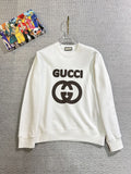 GUCCI 古奇2025秋冬新款設計感衛衣官網同步！這款T卹極簡主義設計和精美細節於一身。 Oversize飾邊引人聯想蒂羅爾著裝細節，召喚摩登新意，造就不同以往的概念化圖案，為傳統棉質T卹注入豐盈內涵。前幅圖形織帶車出的LOGO，別具一番特色，更顯品牌尊貴彰顯大牌風範，襯託出了極簡主義的設計風格，把優雅風展露的一覽無餘！ 作為一個追求設計感和裁剪工藝的品牌，用料永遠不會讓人失望！這款衫身採用索洛納棉混紡400 克布料，高貴精緻，布面棉質飽滿柔軟親膚總之這麼經典的款，秋冬必備！ M-4XL