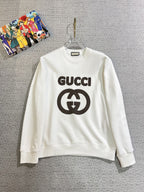 GUCCI 古奇2025秋冬新款設計感衛衣官網同步！這款T卹極簡主義設計和精美細節於一身。 Oversize飾邊引人聯想蒂羅爾著裝細節，召喚摩登新意，造就不同以往的概念化圖案，為傳統棉質T卹注入豐盈內涵。前幅圖形織帶車出的LOGO，別具一番特色，更顯品牌尊貴彰顯大牌風範，襯託出了極簡主義的設計風格，把優雅風展露的一覽無餘！ 作為一個追求設計感和裁剪工藝的品牌，用料永遠不會讓人失望！這款衫身採用索洛納棉混紡400 克布料，高貴精緻，布面棉質飽滿柔軟親膚總之這麼經典的款，秋冬必備！ M-4XL