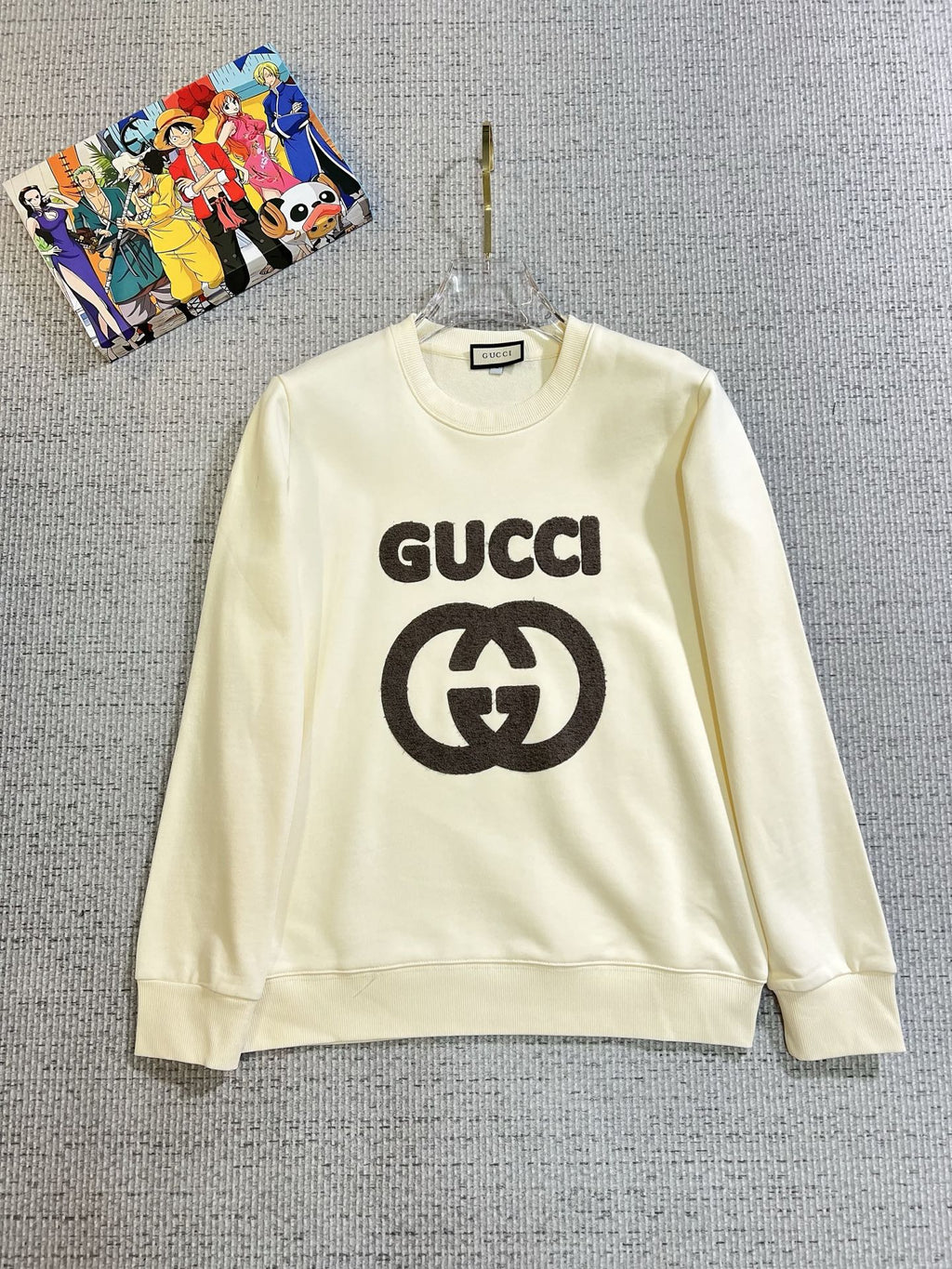 GUCCI 古奇2025秋冬新款設計感衛衣官網同步！這款T卹極簡主義設計和精美細節於一身。 Oversize飾邊引人聯想蒂羅爾著裝細節，召喚摩登新意，造就不同以往的概念化圖案，為傳統棉質T卹注入豐盈內涵。前幅圖形織帶車出的LOGO，別具一番特色，更顯品牌尊貴彰顯大牌風範，襯託出了極簡主義的設計風格，把優雅風展露的一覽無餘！ 作為一個追求設計感和裁剪工藝的品牌，用料永遠不會讓人失望！這款衫身採用索洛納棉混紡400 克布料，高貴精緻，布面棉質飽滿柔軟親膚總之這麼經典的款，秋冬必備！ M-4XL