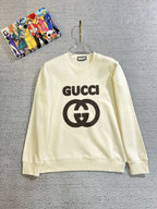 GUCCI 古奇2025秋冬新款設計感衛衣官網同步！這款T卹極簡主義設計和精美細節於一身。 Oversize飾邊引人聯想蒂羅爾著裝細節，召喚摩登新意，造就不同以往的概念化圖案，為傳統棉質T卹注入豐盈內涵。前幅圖形織帶車出的LOGO，別具一番特色，更顯品牌尊貴彰顯大牌風範，襯託出了極簡主義的設計風格，把優雅風展露的一覽無餘！ 作為一個追求設計感和裁剪工藝的品牌，用料永遠不會讓人失望！這款衫身採用索洛納棉混紡400 克布料，高貴精緻，布面棉質飽滿柔軟親膚總之這麼經典的款，秋冬必備！ M-4XL