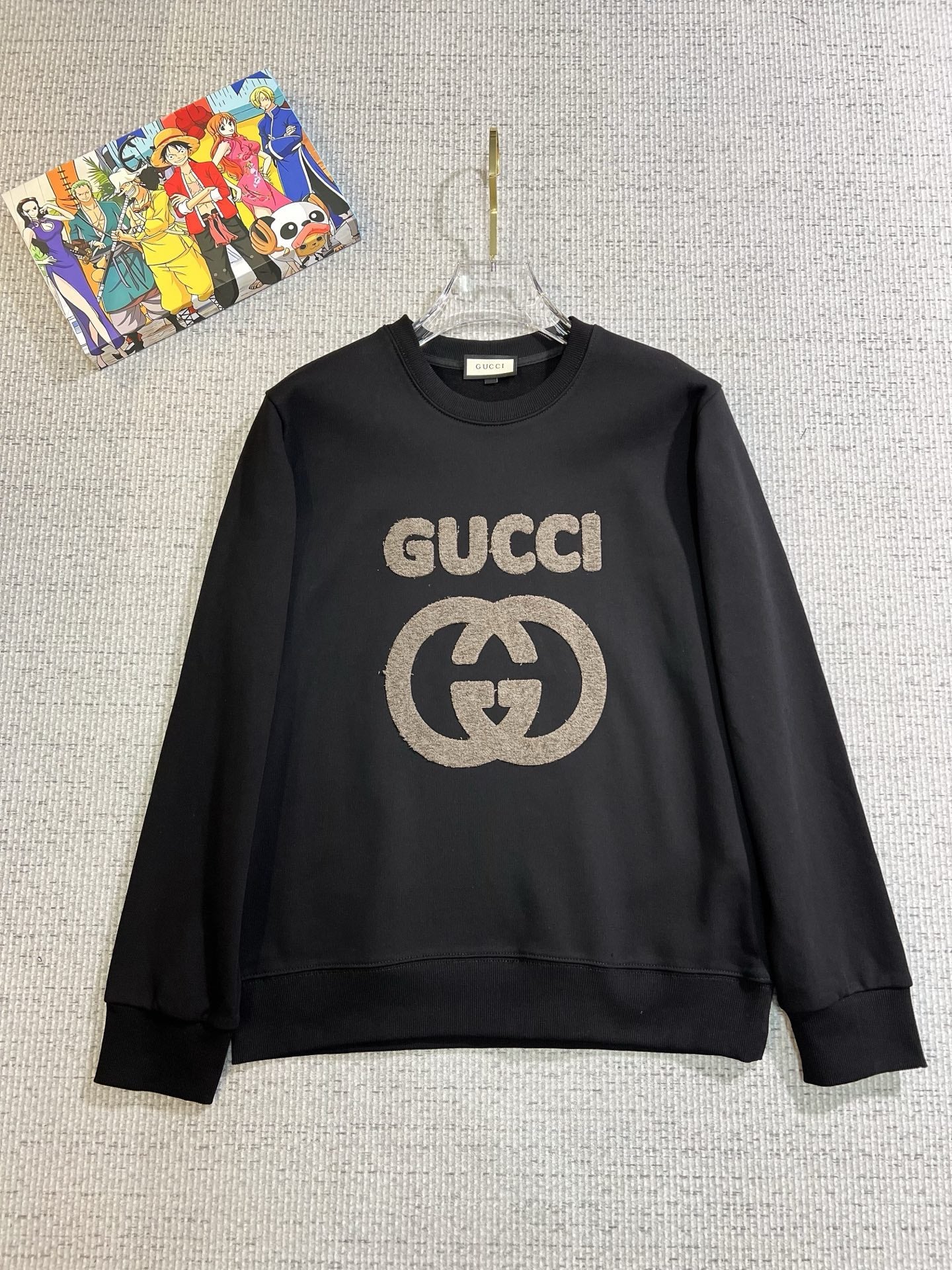 GUCCI 古奇2025秋冬新款設計感衛衣官網同步！這款T卹極簡主義設計和精美細節於一身。 Oversize飾邊引人聯想蒂羅爾著裝細節，召喚摩登新意，造就不同以往的概念化圖案，為傳統棉質T卹注入豐盈內涵。前幅圖形織帶車出的LOGO，別具一番特色，更顯品牌尊貴彰顯大牌風範，襯託出了極簡主義的設計風格，把優雅風展露的一覽無餘！ 作為一個追求設計感和裁剪工藝的品牌，用料永遠不會讓人失望！這款衫身採用索洛納棉混紡400 克布料，高貴精緻，布面棉質飽滿柔軟親膚總之這麼經典的款，秋冬必備！ M-4XL