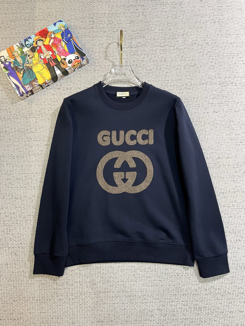 GUCCI 古奇2025秋冬新款設計感衛衣官網同步！這款T卹極簡主義設計和精美細節於一身。 Oversize飾邊引人聯想蒂羅爾著裝細節，召喚摩登新意，造就不同以往的概念化圖案，為傳統棉質T卹注入豐盈內涵。前幅圖形織帶車出的LOGO，別具一番特色，更顯品牌尊貴彰顯大牌風範，襯託出了極簡主義的設計風格，把優雅風展露的一覽無餘！ 作為一個追求設計感和裁剪工藝的品牌，用料永遠不會讓人失望！這款衫身採用索洛納棉混紡400 克布料，高貴精緻，布面棉質飽滿柔軟親膚總之這麼經典的款，秋冬必備！ M-4XL