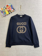GUCCI 古奇2025秋冬新款設計感衛衣官網同步！這款T卹極簡主義設計和精美細節於一身。 Oversize飾邊引人聯想蒂羅爾著裝細節，召喚摩登新意，造就不同以往的概念化圖案，為傳統棉質T卹注入豐盈內涵。前幅圖形織帶車出的LOGO，別具一番特色，更顯品牌尊貴彰顯大牌風範，襯託出了極簡主義的設計風格，把優雅風展露的一覽無餘！ 作為一個追求設計感和裁剪工藝的品牌，用料永遠不會讓人失望！這款衫身採用索洛納棉混紡400 克布料，高貴精緻，布面棉質飽滿柔軟親膚總之這麼經典的款，秋冬必備！ M-4XL