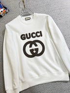 GUCCI 古奇2025秋冬新款設計感衛衣官網同步！這款T卹極簡主義設計和精美細節於一身。 Oversize飾邊引人聯想蒂羅爾著裝細節，召喚摩登新意，造就不同以往的概念化圖案，為傳統棉質T卹注入豐盈內涵。前幅圖形織帶車出的LOGO，別具一番特色，更顯品牌尊貴彰顯大牌風範，襯託出了極簡主義的設計風格，把優雅風展露的一覽無餘！ 作為一個追求設計感和裁剪工藝的品牌，用料永遠不會讓人失望！這款衫身採用索洛納棉混紡400 克布料，高貴精緻，布面棉質飽滿柔軟親膚總之這麼經典的款，秋冬必備！ M-4XL