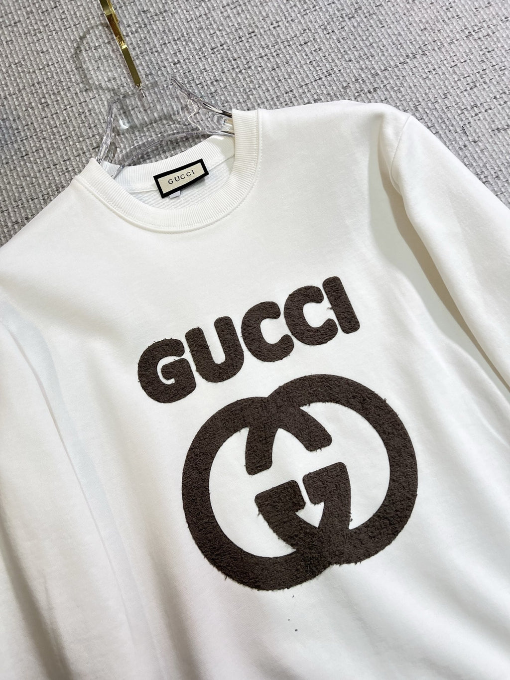 GUCCI 古奇2025秋冬新款設計感衛衣官網同步！這款T卹極簡主義設計和精美細節於一身。 Oversize飾邊引人聯想蒂羅爾著裝細節，召喚摩登新意，造就不同以往的概念化圖案，為傳統棉質T卹注入豐盈內涵。前幅圖形織帶車出的LOGO，別具一番特色，更顯品牌尊貴彰顯大牌風範，襯託出了極簡主義的設計風格，把優雅風展露的一覽無餘！ 作為一個追求設計感和裁剪工藝的品牌，用料永遠不會讓人失望！這款衫身採用索洛納棉混紡400 克布料，高貴精緻，布面棉質飽滿柔軟親膚總之這麼經典的款，秋冬必備！ M-4XL