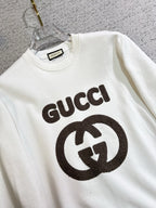 GUCCI 古奇2025秋冬新款設計感衛衣官網同步！這款T卹極簡主義設計和精美細節於一身。 Oversize飾邊引人聯想蒂羅爾著裝細節，召喚摩登新意，造就不同以往的概念化圖案，為傳統棉質T卹注入豐盈內涵。前幅圖形織帶車出的LOGO，別具一番特色，更顯品牌尊貴彰顯大牌風範，襯託出了極簡主義的設計風格，把優雅風展露的一覽無餘！ 作為一個追求設計感和裁剪工藝的品牌，用料永遠不會讓人失望！這款衫身採用索洛納棉混紡400 克布料，高貴精緻，布面棉質飽滿柔軟親膚總之這麼經典的款，秋冬必備！ M-4XL