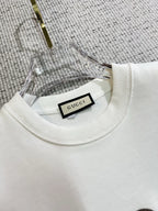 GUCCI 古奇2025秋冬新款設計感衛衣官網同步！這款T卹極簡主義設計和精美細節於一身。 Oversize飾邊引人聯想蒂羅爾著裝細節，召喚摩登新意，造就不同以往的概念化圖案，為傳統棉質T卹注入豐盈內涵。前幅圖形織帶車出的LOGO，別具一番特色，更顯品牌尊貴彰顯大牌風範，襯託出了極簡主義的設計風格，把優雅風展露的一覽無餘！ 作為一個追求設計感和裁剪工藝的品牌，用料永遠不會讓人失望！這款衫身採用索洛納棉混紡400 克布料，高貴精緻，布面棉質飽滿柔軟親膚總之這麼經典的款，秋冬必備！ M-4XL