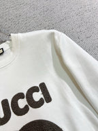 GUCCI 古奇2025秋冬新款設計感衛衣官網同步！這款T卹極簡主義設計和精美細節於一身。 Oversize飾邊引人聯想蒂羅爾著裝細節，召喚摩登新意，造就不同以往的概念化圖案，為傳統棉質T卹注入豐盈內涵。前幅圖形織帶車出的LOGO，別具一番特色，更顯品牌尊貴彰顯大牌風範，襯託出了極簡主義的設計風格，把優雅風展露的一覽無餘！ 作為一個追求設計感和裁剪工藝的品牌，用料永遠不會讓人失望！這款衫身採用索洛納棉混紡400 克布料，高貴精緻，布面棉質飽滿柔軟親膚總之這麼經典的款，秋冬必備！ M-4XL