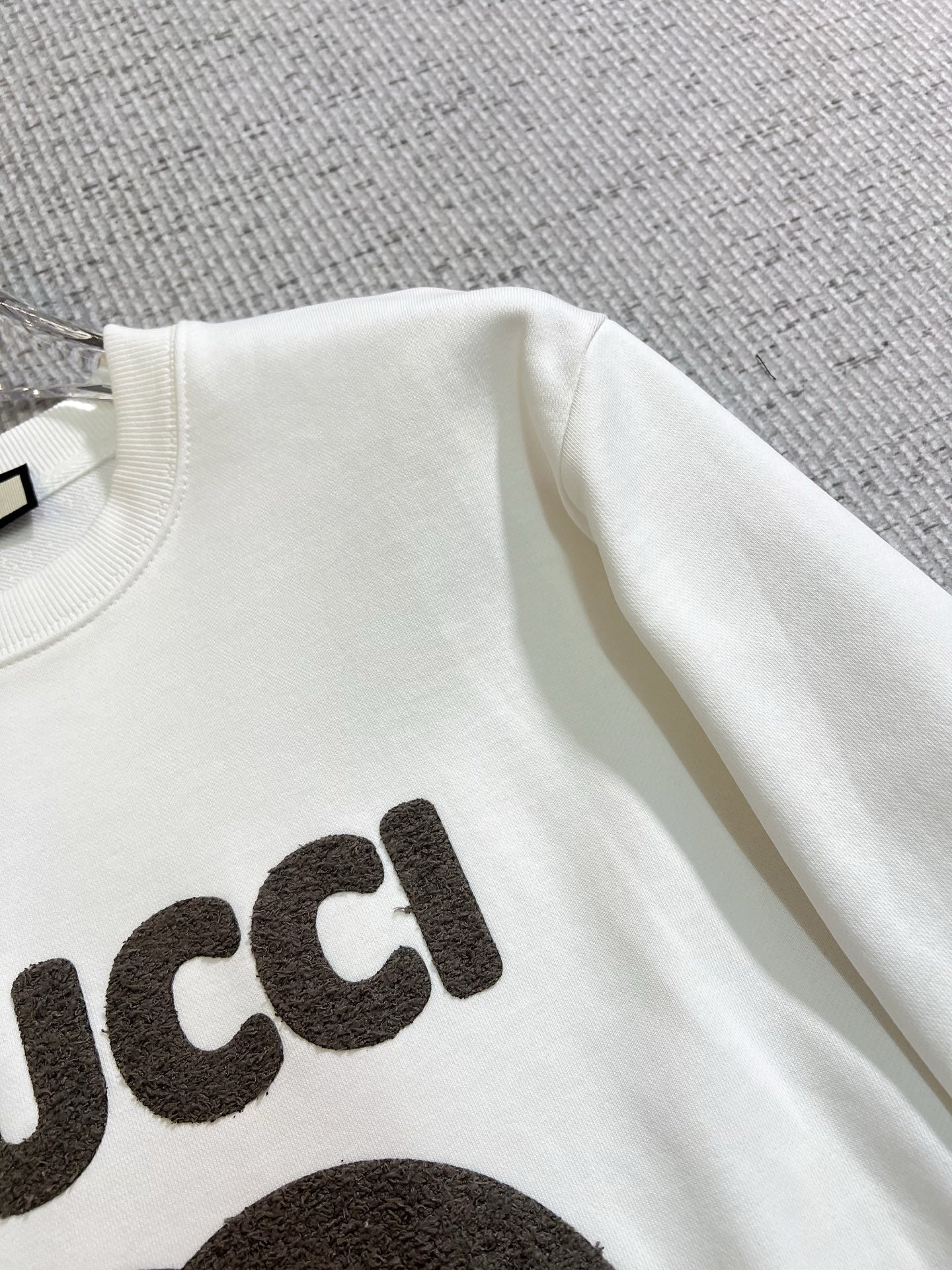 GUCCI 古奇2025秋冬新款設計感衛衣官網同步！這款T卹極簡主義設計和精美細節於一身。 Oversize飾邊引人聯想蒂羅爾著裝細節，召喚摩登新意，造就不同以往的概念化圖案，為傳統棉質T卹注入豐盈內涵。前幅圖形織帶車出的LOGO，別具一番特色，更顯品牌尊貴彰顯大牌風範，襯託出了極簡主義的設計風格，把優雅風展露的一覽無餘！ 作為一個追求設計感和裁剪工藝的品牌，用料永遠不會讓人失望！這款衫身採用索洛納棉混紡400 克布料，高貴精緻，布面棉質飽滿柔軟親膚總之這麼經典的款，秋冬必備！ M-4XL