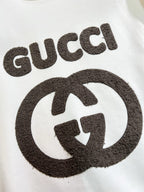 GUCCI 古奇2025秋冬新款設計感衛衣官網同步！這款T卹極簡主義設計和精美細節於一身。 Oversize飾邊引人聯想蒂羅爾著裝細節，召喚摩登新意，造就不同以往的概念化圖案，為傳統棉質T卹注入豐盈內涵。前幅圖形織帶車出的LOGO，別具一番特色，更顯品牌尊貴彰顯大牌風範，襯託出了極簡主義的設計風格，把優雅風展露的一覽無餘！ 作為一個追求設計感和裁剪工藝的品牌，用料永遠不會讓人失望！這款衫身採用索洛納棉混紡400 克布料，高貴精緻，布面棉質飽滿柔軟親膚總之這麼經典的款，秋冬必備！ M-4XL