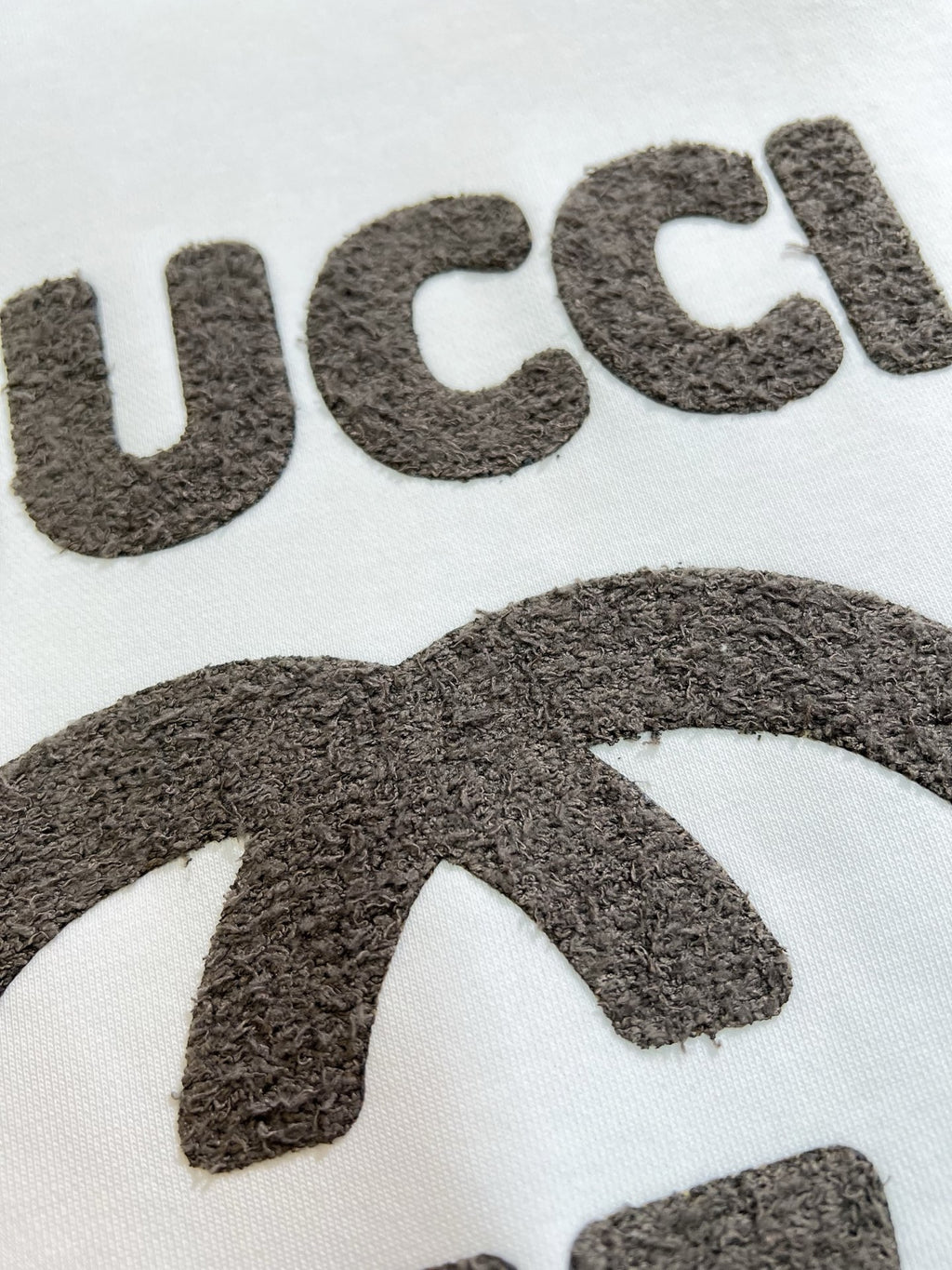 GUCCI 古奇2025秋冬新款設計感衛衣官網同步！這款T卹極簡主義設計和精美細節於一身。 Oversize飾邊引人聯想蒂羅爾著裝細節，召喚摩登新意，造就不同以往的概念化圖案，為傳統棉質T卹注入豐盈內涵。前幅圖形織帶車出的LOGO，別具一番特色，更顯品牌尊貴彰顯大牌風範，襯託出了極簡主義的設計風格，把優雅風展露的一覽無餘！ 作為一個追求設計感和裁剪工藝的品牌，用料永遠不會讓人失望！這款衫身採用索洛納棉混紡400 克布料，高貴精緻，布面棉質飽滿柔軟親膚總之這麼經典的款，秋冬必備！ M-4XL