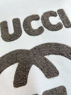 GUCCI 古奇2025秋冬新款設計感衛衣官網同步！這款T卹極簡主義設計和精美細節於一身。 Oversize飾邊引人聯想蒂羅爾著裝細節，召喚摩登新意，造就不同以往的概念化圖案，為傳統棉質T卹注入豐盈內涵。前幅圖形織帶車出的LOGO，別具一番特色，更顯品牌尊貴彰顯大牌風範，襯託出了極簡主義的設計風格，把優雅風展露的一覽無餘！ 作為一個追求設計感和裁剪工藝的品牌，用料永遠不會讓人失望！這款衫身採用索洛納棉混紡400 克布料，高貴精緻，布面棉質飽滿柔軟親膚總之這麼經典的款，秋冬必備！ M-4XL