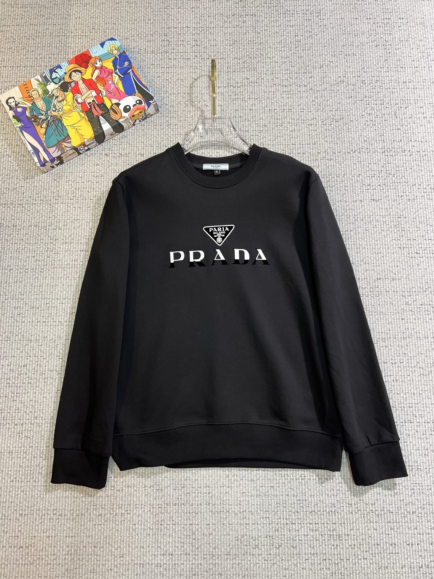 PRADA 普拉達2025秋冬新款設計感衛衣官網同步！這款T卹極簡主義設計和精美細節於一身。 Oversize飾邊引人聯想蒂羅爾著裝細節，召喚摩登新意，造就不同以往的概念化圖案，為傳統棉質T卹注入豐盈內涵。前幅圖形織帶車出的LOGO，別具一番特色，更顯品牌尊貴彰顯大牌風範，襯託出了極簡主義的設計風格，把優雅風展露的一覽無餘！ 作為一個追求設計感和裁剪工藝的品牌，用料永遠不會讓人失望！這款衫身採用索洛納棉混紡400 克布料，高貴精緻，布面棉質飽滿柔軟親膚總之這麼經典的款，秋冬必備！ M-4XL