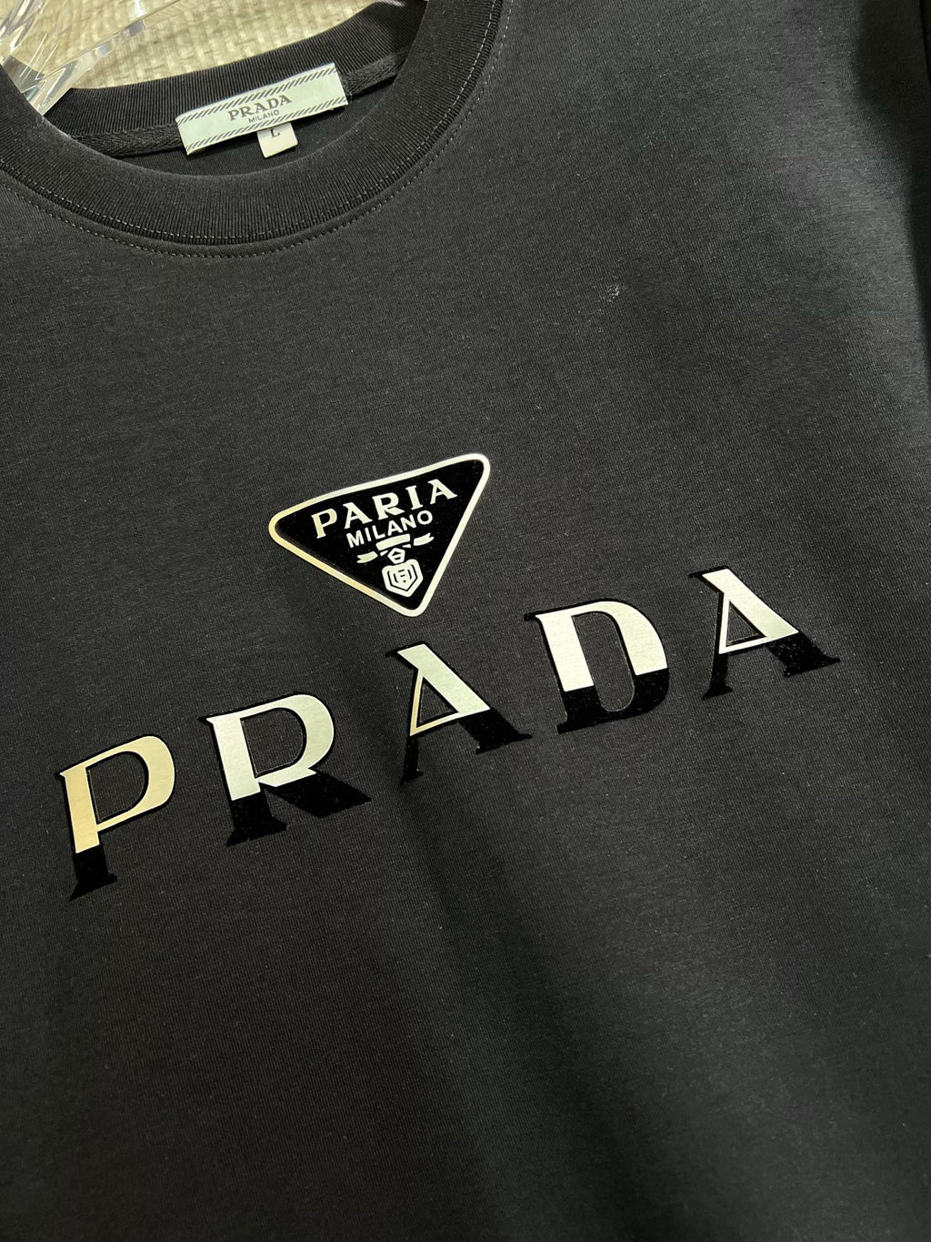 PRADA 普拉達2025秋冬新款設計感衛衣官網同步！這款T卹極簡主義設計和精美細節於一身。 Oversize飾邊引人聯想蒂羅爾著裝細節，召喚摩登新意，造就不同以往的概念化圖案，為傳統棉質T卹注入豐盈內涵。前幅圖形織帶車出的LOGO，別具一番特色，更顯品牌尊貴彰顯大牌風範，襯託出了極簡主義的設計風格，把優雅風展露的一覽無餘！ 作為一個追求設計感和裁剪工藝的品牌，用料永遠不會讓人失望！這款衫身採用索洛納棉混紡400 克布料，高貴精緻，布面棉質飽滿柔軟親膚總之這麼經典的款，秋冬必備！ M-4XL