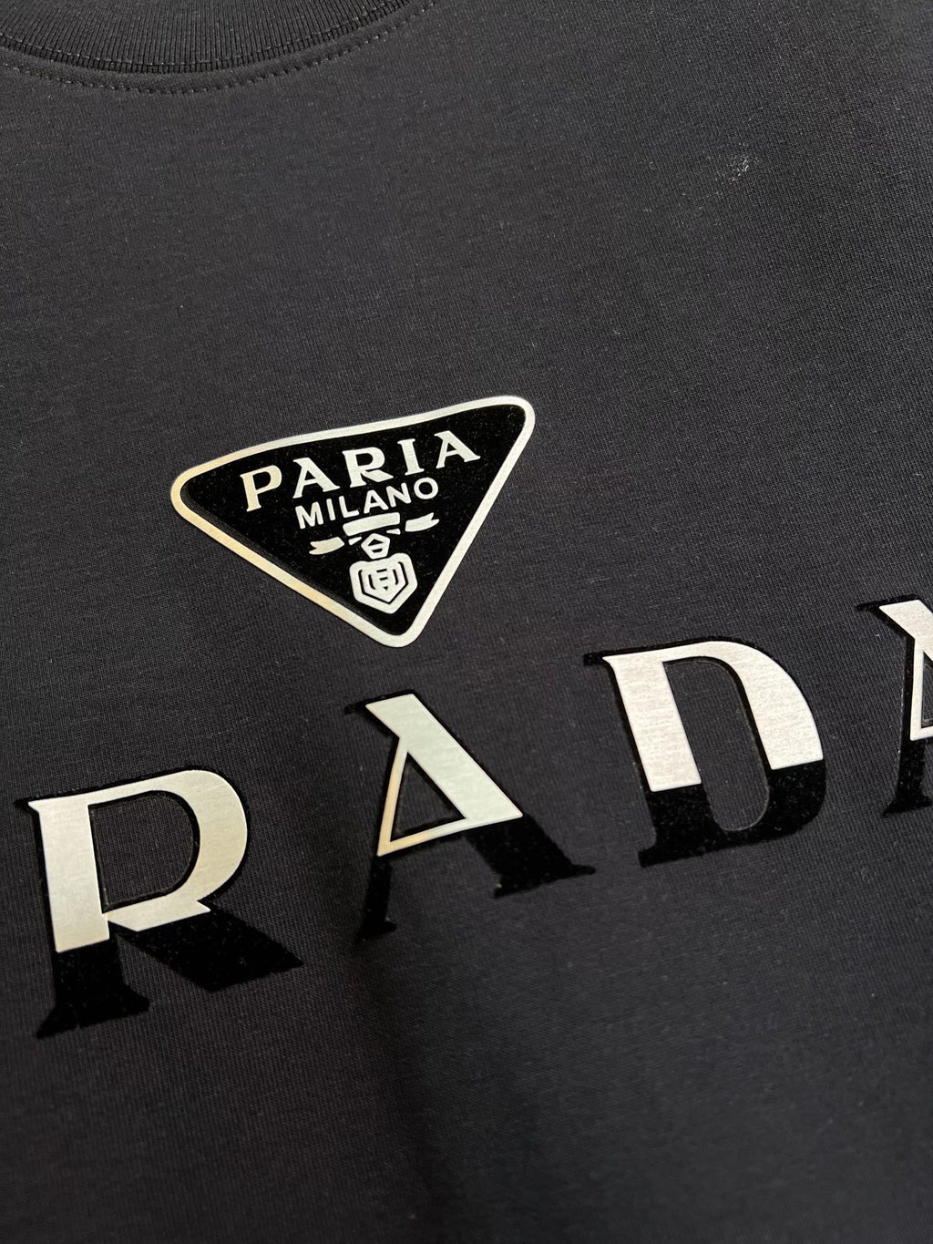 PRADA 普拉達2025秋冬新款設計感衛衣官網同步！這款T卹極簡主義設計和精美細節於一身。 Oversize飾邊引人聯想蒂羅爾著裝細節，召喚摩登新意，造就不同以往的概念化圖案，為傳統棉質T卹注入豐盈內涵。前幅圖形織帶車出的LOGO，別具一番特色，更顯品牌尊貴彰顯大牌風範，襯託出了極簡主義的設計風格，把優雅風展露的一覽無餘！ 作為一個追求設計感和裁剪工藝的品牌，用料永遠不會讓人失望！這款衫身採用索洛納棉混紡400 克布料，高貴精緻，布面棉質飽滿柔軟親膚總之這麼經典的款，秋冬必備！ M-4XL