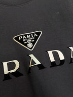 PRADA 普拉達2025秋冬新款設計感衛衣官網同步！這款T卹極簡主義設計和精美細節於一身。 Oversize飾邊引人聯想蒂羅爾著裝細節，召喚摩登新意，造就不同以往的概念化圖案，為傳統棉質T卹注入豐盈內涵。前幅圖形織帶車出的LOGO，別具一番特色，更顯品牌尊貴彰顯大牌風範，襯託出了極簡主義的設計風格，把優雅風展露的一覽無餘！ 作為一個追求設計感和裁剪工藝的品牌，用料永遠不會讓人失望！這款衫身採用索洛納棉混紡400 克布料，高貴精緻，布面棉質飽滿柔軟親膚總之這麼經典的款，秋冬必備！ M-4XL