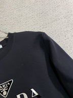 PRADA 普拉達2025秋冬新款設計感衛衣官網同步！這款T卹極簡主義設計和精美細節於一身。 Oversize飾邊引人聯想蒂羅爾著裝細節，召喚摩登新意，造就不同以往的概念化圖案，為傳統棉質T卹注入豐盈內涵。前幅圖形織帶車出的LOGO，別具一番特色，更顯品牌尊貴彰顯大牌風範，襯託出了極簡主義的設計風格，把優雅風展露的一覽無餘！ 作為一個追求設計感和裁剪工藝的品牌，用料永遠不會讓人失望！這款衫身採用索洛納棉混紡400 克布料，高貴精緻，布面棉質飽滿柔軟親膚總之這麼經典的款，秋冬必備！ M-4XL
