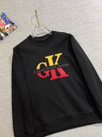 CK 2025秋冬新款設計感衛衣官網同步！這款T卹極簡主義設計和精美細節於一身。 Oversize飾邊引人聯想蒂羅爾著裝細節，召喚摩登新意，造就不同以往的概念化圖案，為傳統棉質T卹注入豐盈內涵。前幅圖形織帶車出的LOGO，別具一番特色，更顯品牌尊貴彰顯大牌風範，襯託出了極簡主義的設計風格，把優雅風展露的一覽無餘！ 作為一個追求設計感和裁剪工藝的品牌，用料永遠不會讓人失望！這款衫身採用索洛納棉混紡400 克布料，高貴精緻，布面棉質飽滿柔軟親膚總之這麼經典的款，秋冬必備！ M-4XL