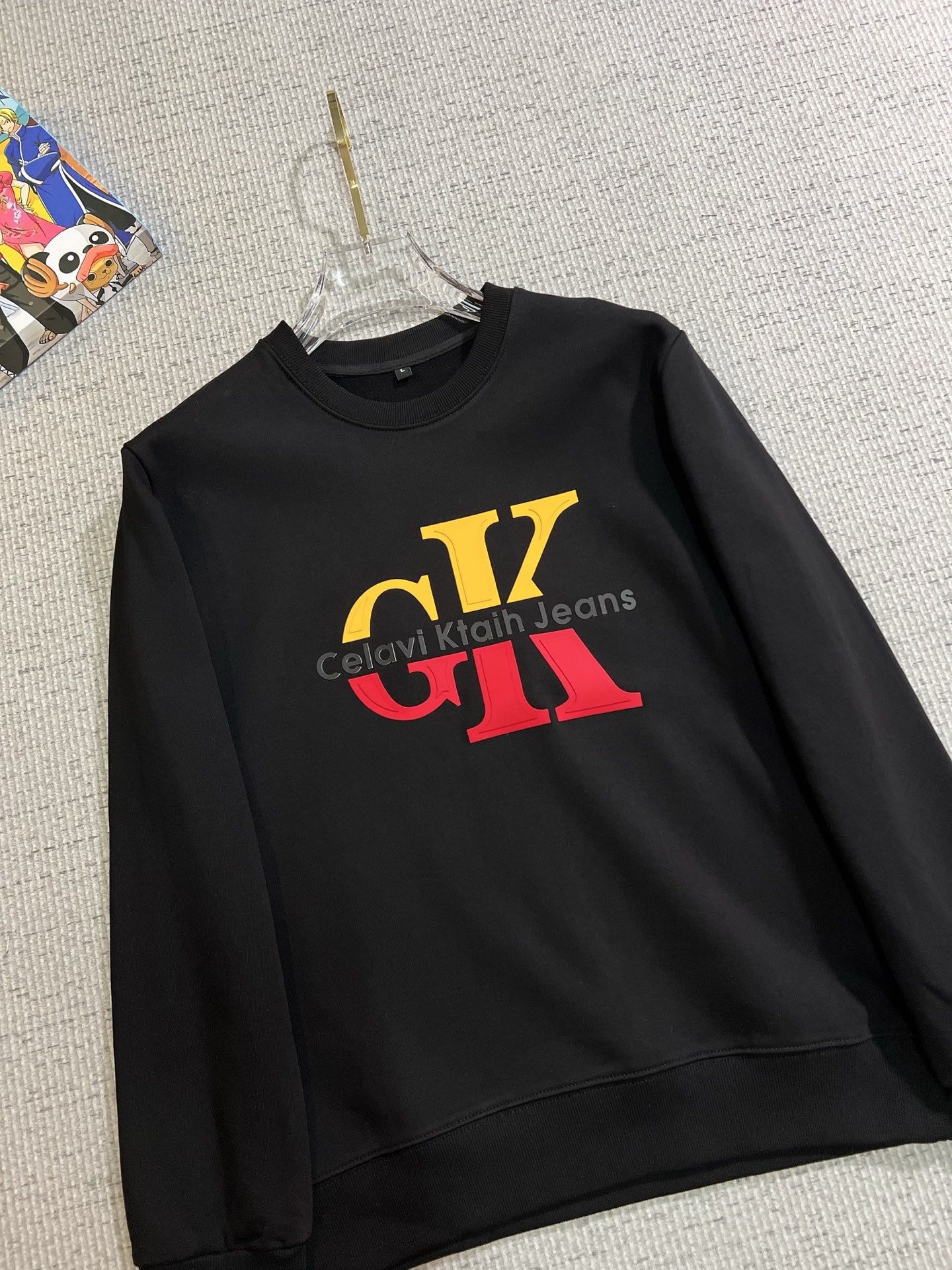 CK 2025秋冬新款設計感衛衣官網同步！這款T卹極簡主義設計和精美細節於一身。 Oversize飾邊引人聯想蒂羅爾著裝細節，召喚摩登新意，造就不同以往的概念化圖案，為傳統棉質T卹注入豐盈內涵。前幅圖形織帶車出的LOGO，別具一番特色，更顯品牌尊貴彰顯大牌風範，襯託出了極簡主義的設計風格，把優雅風展露的一覽無餘！ 作為一個追求設計感和裁剪工藝的品牌，用料永遠不會讓人失望！這款衫身採用索洛納棉混紡400 克布料，高貴精緻，布面棉質飽滿柔軟親膚總之這麼經典的款，秋冬必備！ M-4XL