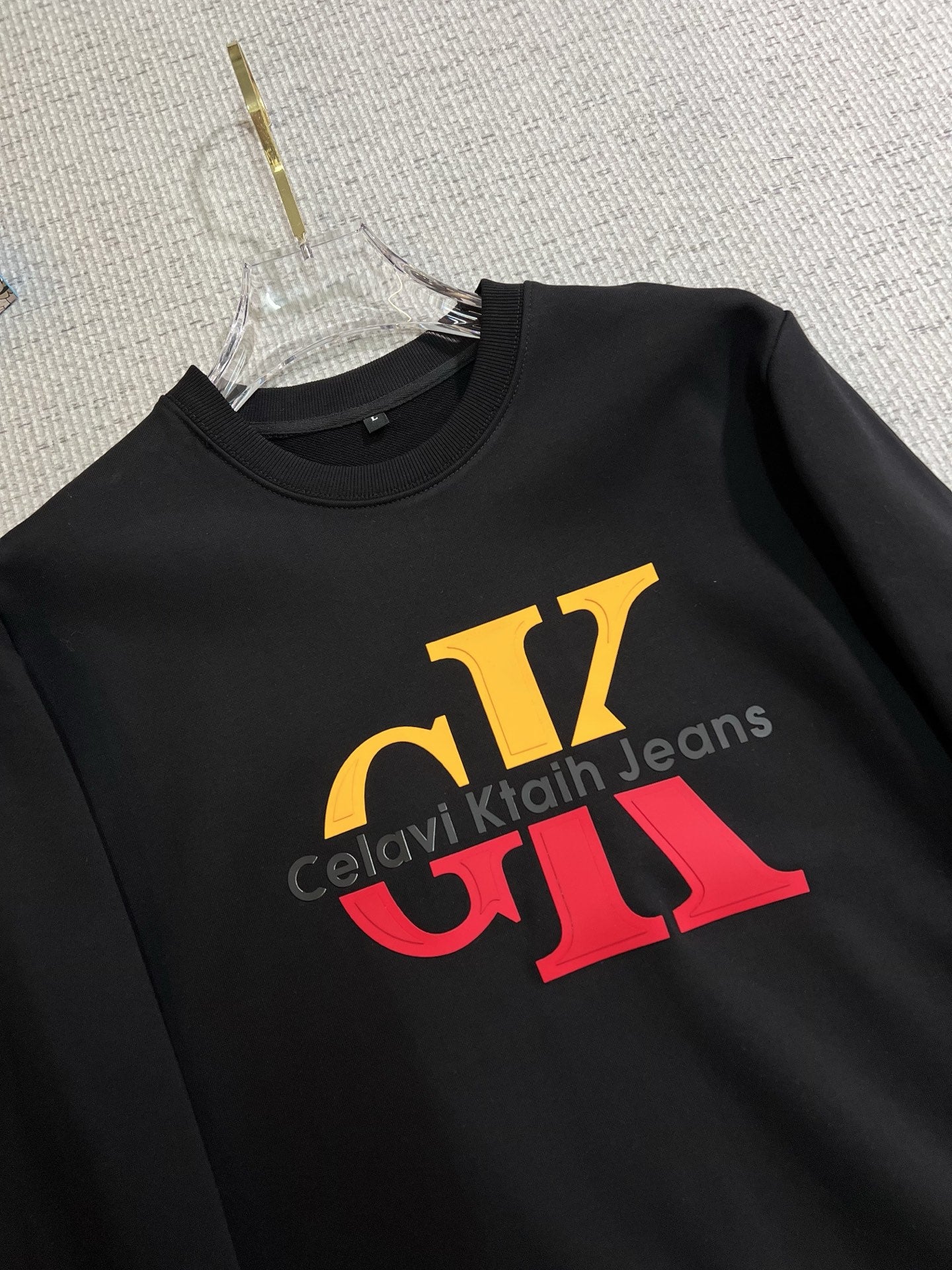 CK 2025秋冬新款設計感衛衣官網同步！這款T卹極簡主義設計和精美細節於一身。 Oversize飾邊引人聯想蒂羅爾著裝細節，召喚摩登新意，造就不同以往的概念化圖案，為傳統棉質T卹注入豐盈內涵。前幅圖形織帶車出的LOGO，別具一番特色，更顯品牌尊貴彰顯大牌風範，襯託出了極簡主義的設計風格，把優雅風展露的一覽無餘！ 作為一個追求設計感和裁剪工藝的品牌，用料永遠不會讓人失望！這款衫身採用索洛納棉混紡400 克布料，高貴精緻，布面棉質飽滿柔軟親膚總之這麼經典的款，秋冬必備！ M-4XL