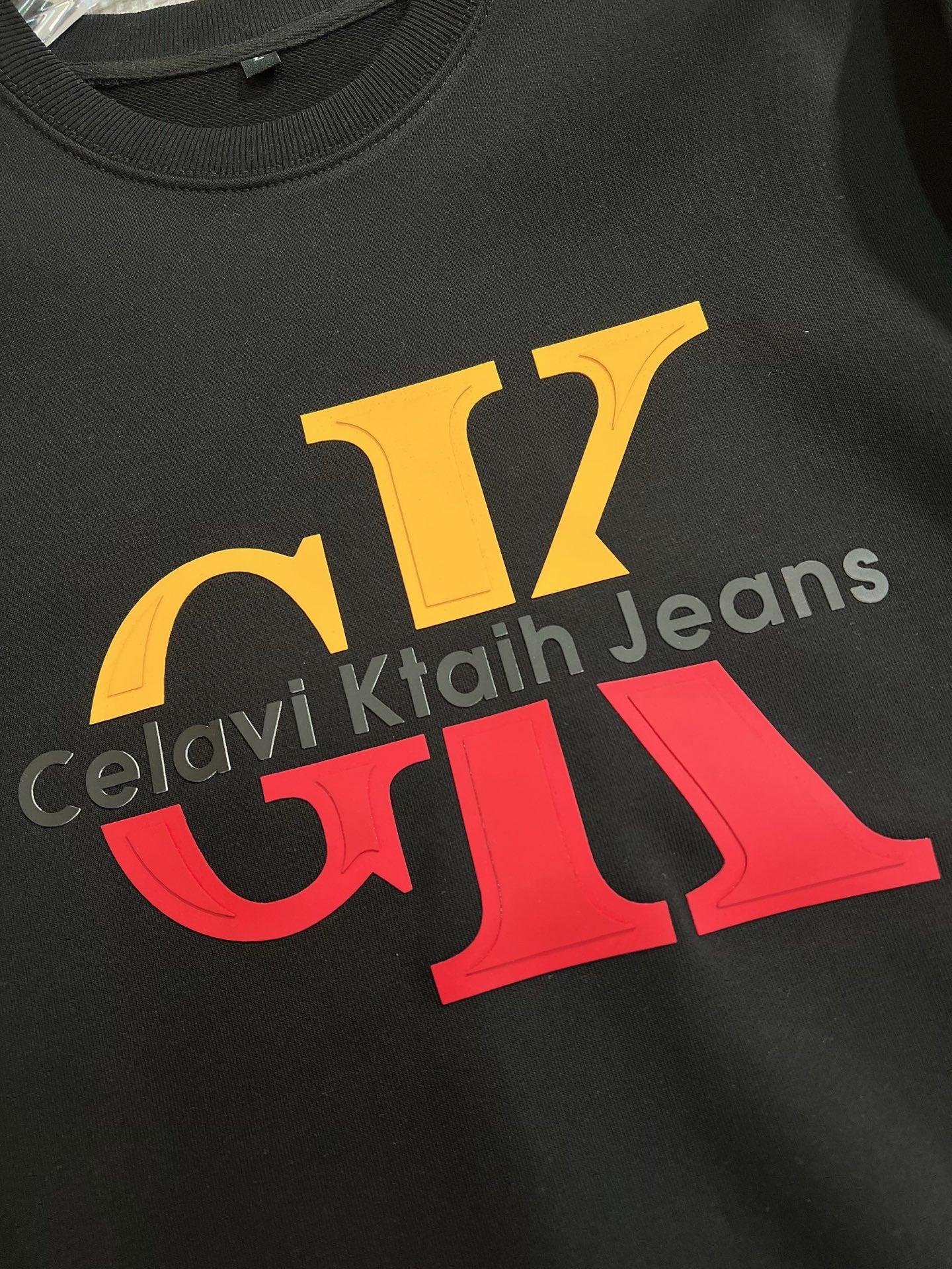 CK 2025秋冬新款設計感衛衣官網同步！這款T卹極簡主義設計和精美細節於一身。 Oversize飾邊引人聯想蒂羅爾著裝細節，召喚摩登新意，造就不同以往的概念化圖案，為傳統棉質T卹注入豐盈內涵。前幅圖形織帶車出的LOGO，別具一番特色，更顯品牌尊貴彰顯大牌風範，襯託出了極簡主義的設計風格，把優雅風展露的一覽無餘！ 作為一個追求設計感和裁剪工藝的品牌，用料永遠不會讓人失望！這款衫身採用索洛納棉混紡400 克布料，高貴精緻，布面棉質飽滿柔軟親膚總之這麼經典的款，秋冬必備！ M-4XL
