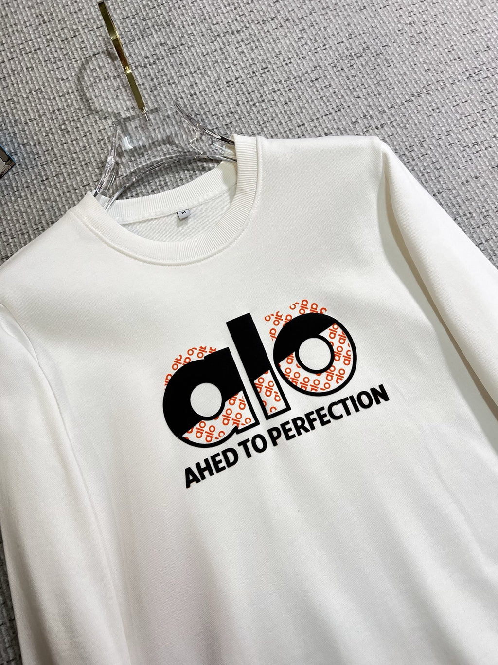 ALO 2025秋冬新款設計感衛衣官網同步！這款T卹極簡主義設計和精美細節於一身。 Oversize飾邊引人聯想蒂羅爾著裝細節，召喚摩登新意，造就不同以往的概念化圖案，為傳統棉質T卹注入豐盈內涵。前幅圖形織帶車出的LOGO，別具一番特色，更顯品牌尊貴彰顯大牌風範，襯託出了極簡主義的設計風格，把優雅風展露的一覽無餘！ 作為一個追求設計感和裁剪工藝的品牌，用料永遠不會讓人失望！這款衫身採用索洛納棉混紡400 克布料，高貴精緻，布面棉質飽滿柔軟親膚總之這麼經典的款，秋冬必備！ M-4XL
