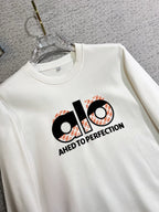 ALO 2025秋冬新款設計感衛衣官網同步！這款T卹極簡主義設計和精美細節於一身。 Oversize飾邊引人聯想蒂羅爾著裝細節，召喚摩登新意，造就不同以往的概念化圖案，為傳統棉質T卹注入豐盈內涵。前幅圖形織帶車出的LOGO，別具一番特色，更顯品牌尊貴彰顯大牌風範，襯託出了極簡主義的設計風格，把優雅風展露的一覽無餘！ 作為一個追求設計感和裁剪工藝的品牌，用料永遠不會讓人失望！這款衫身採用索洛納棉混紡400 克布料，高貴精緻，布面棉質飽滿柔軟親膚總之這麼經典的款，秋冬必備！ M-4XL