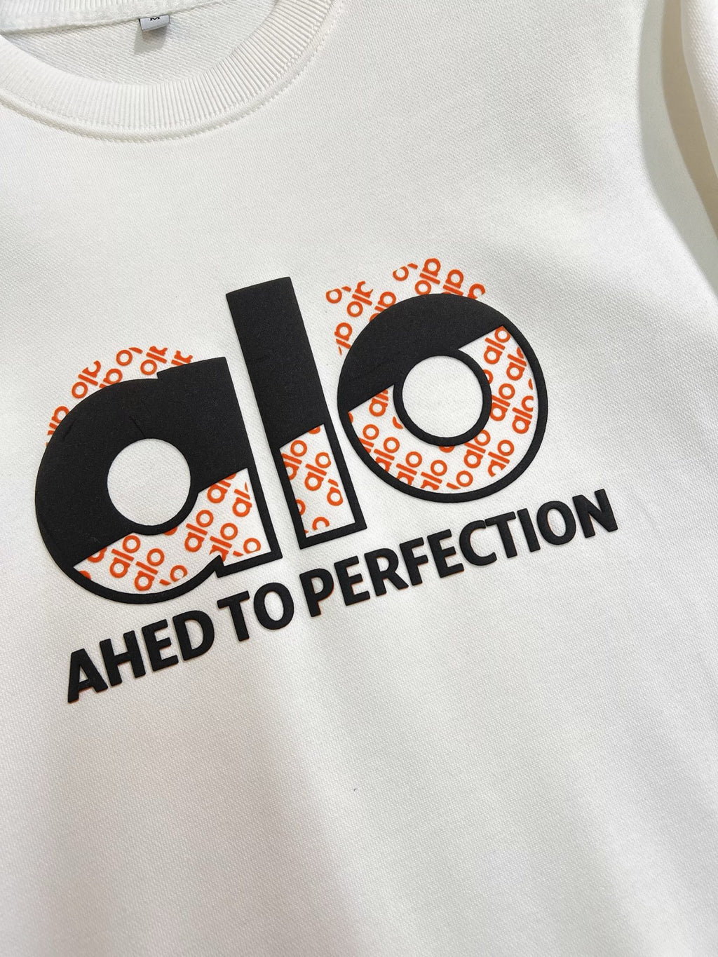 ALO 2025秋冬新款設計感衛衣官網同步！這款T卹極簡主義設計和精美細節於一身。 Oversize飾邊引人聯想蒂羅爾著裝細節，召喚摩登新意，造就不同以往的概念化圖案，為傳統棉質T卹注入豐盈內涵。前幅圖形織帶車出的LOGO，別具一番特色，更顯品牌尊貴彰顯大牌風範，襯託出了極簡主義的設計風格，把優雅風展露的一覽無餘！ 作為一個追求設計感和裁剪工藝的品牌，用料永遠不會讓人失望！這款衫身採用索洛納棉混紡400 克布料，高貴精緻，布面棉質飽滿柔軟親膚總之這麼經典的款，秋冬必備！ M-4XL